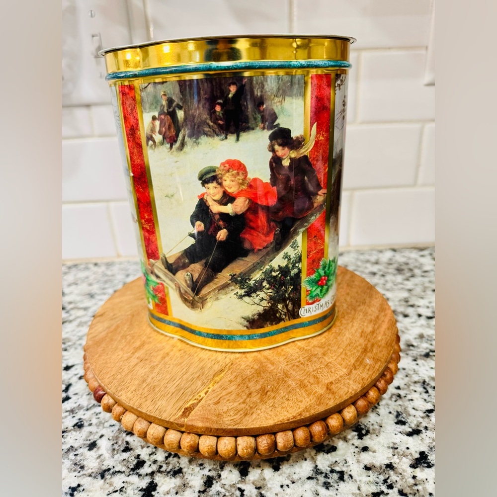 Vintage Avon  Christmas Tea Tin Sledding Scene‎ Made in England